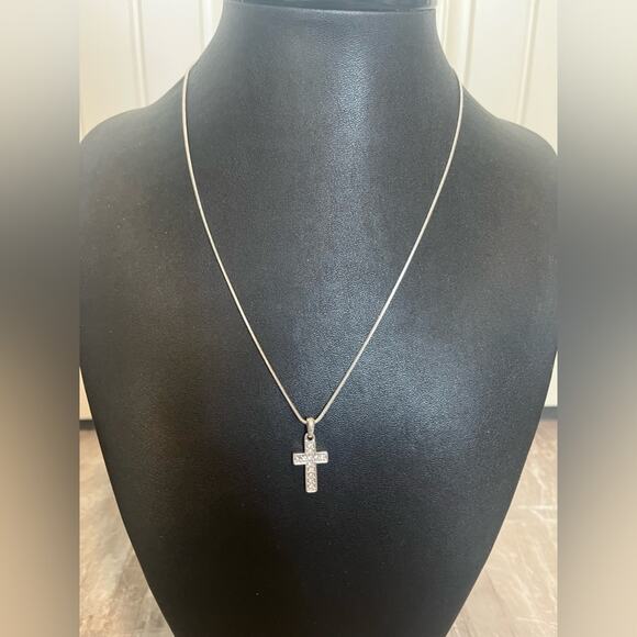 Diamond rhinestone cross necklace - Picture 1 of 7